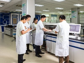 客户参观科润达生物的实验室